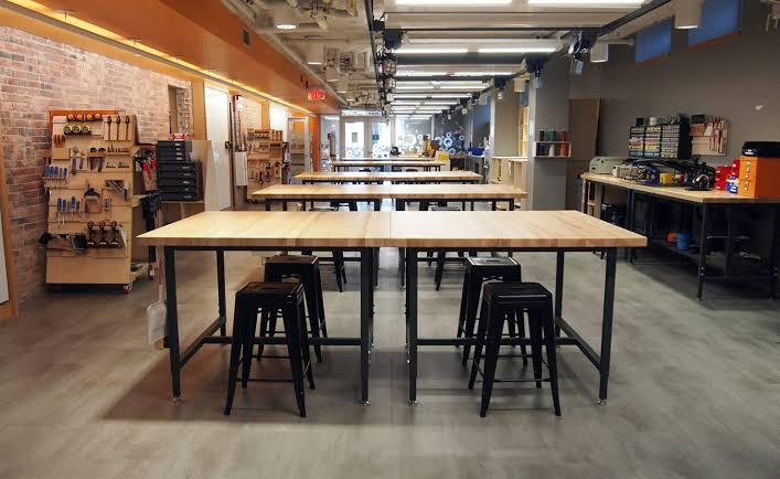 Workbenches and tools inside the Nolop makerspace